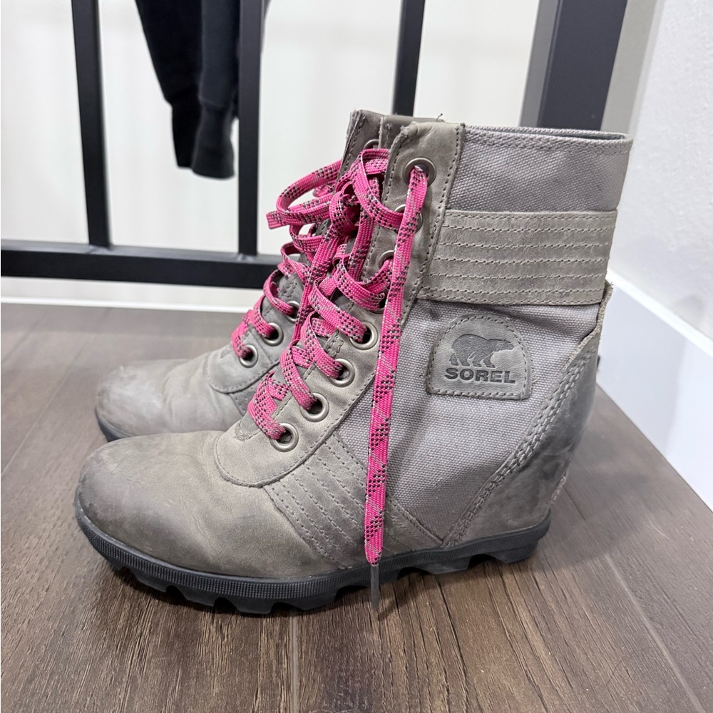 Sorel Women's Gray Boots with Pink Laces